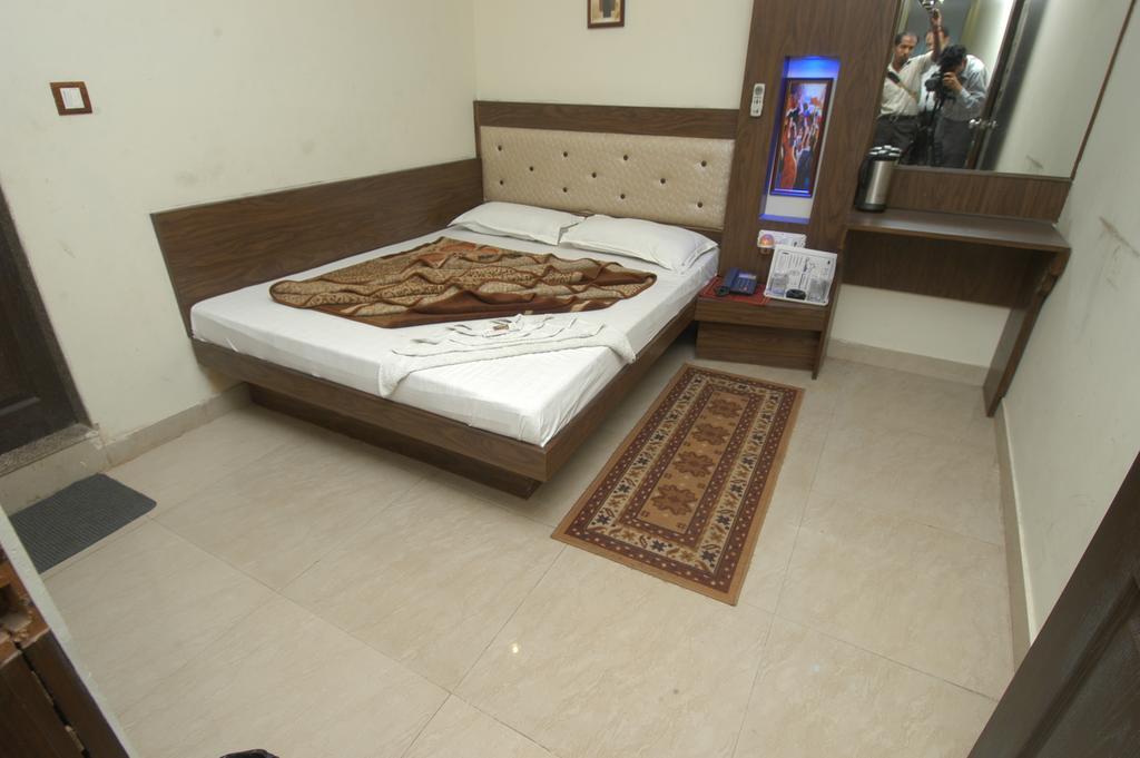 Hotel Shiv Palace Yeni Delhi Dış mekan fotoğraf