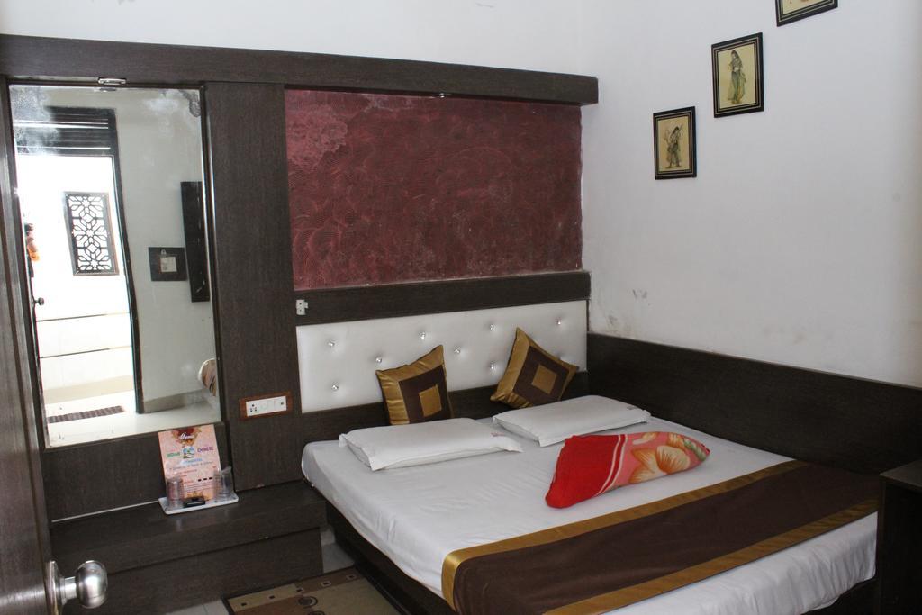 Hotel Shiv Palace Yeni Delhi Dış mekan fotoğraf